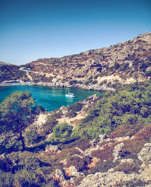 Красивый морской пейзаж, остров Родос, Греция. Залив с бирюзой — стоковое фото