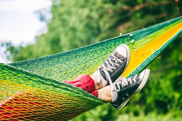 Female legs in sneakers in a hammock, summer concept, outdoor re — Stock Photo, Image