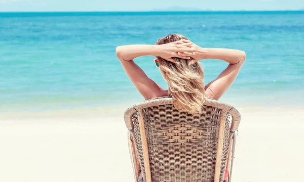 Vacaciones de verano y vacaciones - chica en bikini tomar el sol en el —  Fotos de Stock