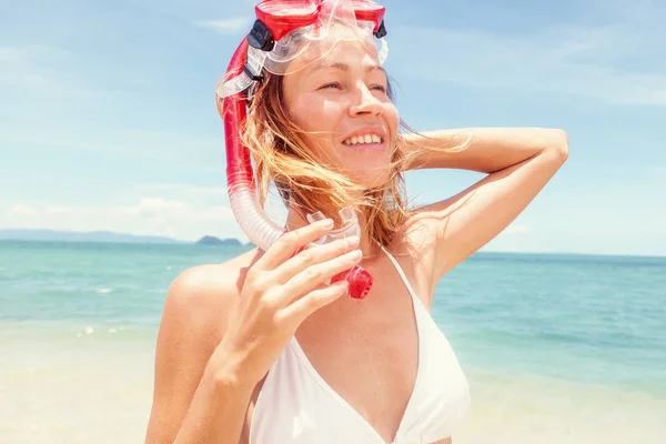 Όμορφη νεαρή γυναίκα σε μια τροπική παραλία με μια ΜΑΣ κολύμβηση με αναπνευστήρα — Φωτογραφία Αρχείου