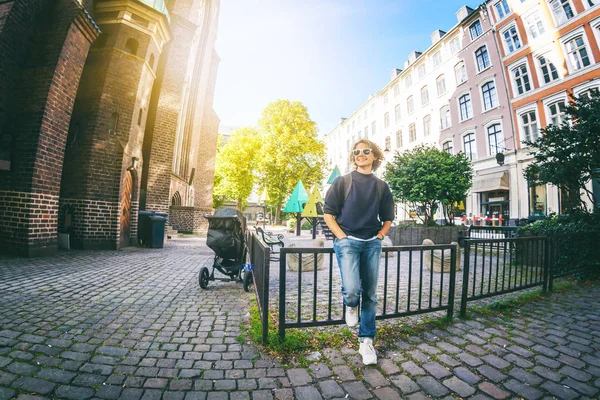 Bir mobil bir E arka plan üzerinde mutlu şık kadın