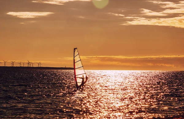 Windsurf ao pôr do sol, esportes ao ar livre — Fotografia de Stock