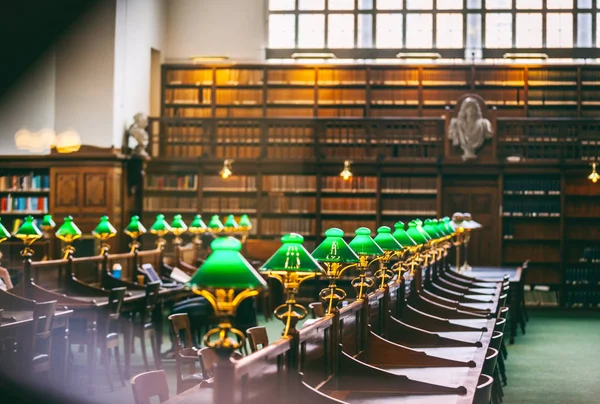 Et gammelt bibliotek. Leserom med grønne lamper. – stockfoto