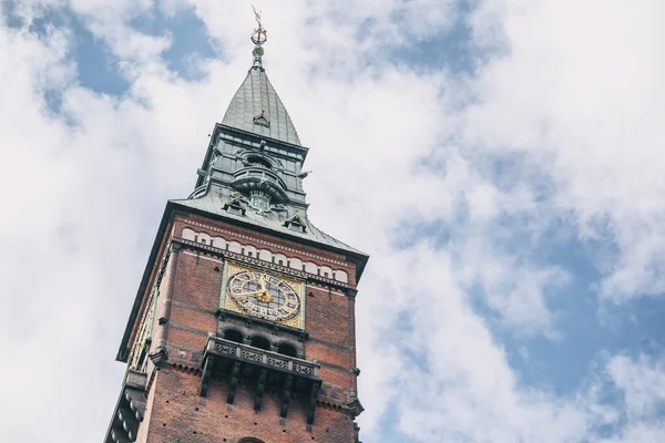 Tour avec horloge dans la mairie de Copenhague contre le bleu — Photo