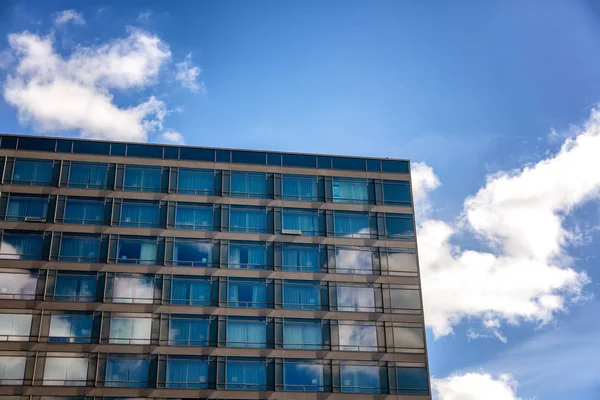 Façade d'un bâtiment moderne contre le ciel bleu — Photo