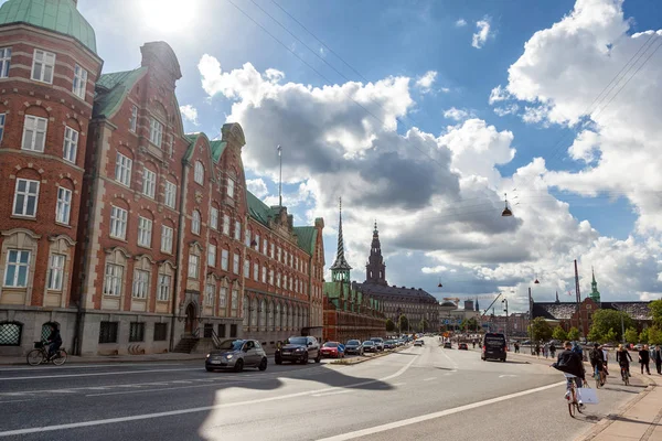 Calle en el centro histórico de la ciudad, en Copenhague, Dinamarca, editar — Foto de Stock