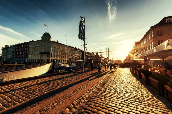 Redactionele foto, juli 2017, de kade van Nyhavn in Kopenhagen, — Stockfoto