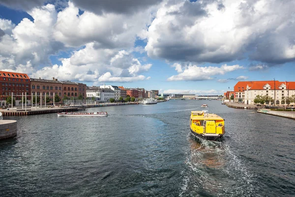 Un barco turístico en el canal en Copenhague, Dinamarca. Editorial im — Foto de Stock