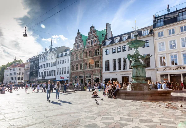 People in the square in Copenhagen, Denmark. Editorial image, Ju — Stock Photo, Image