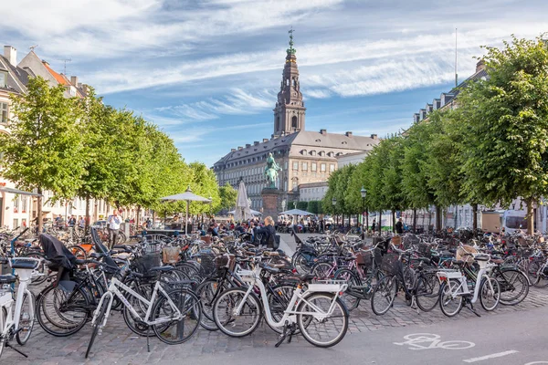 Parkering för cyklar i Köpenhamns historiska centrum. Redaktör — Stockfoto