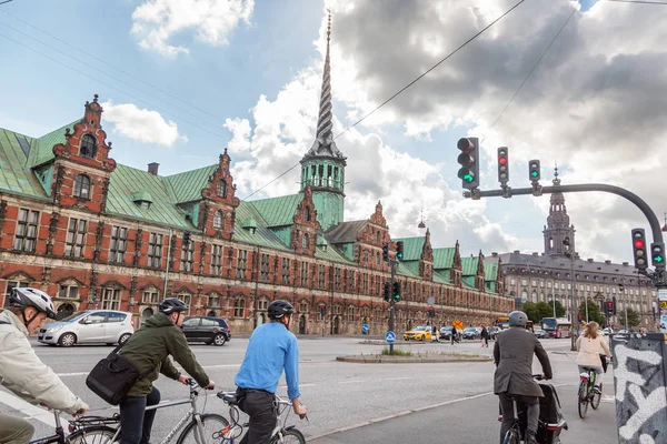 Personas en bicicleta en Copenhague, Dinamarca, julio de 2017. Editorial — Foto de Stock