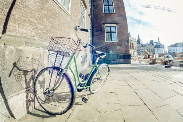 Green retro parked bicycle on a street in Copenhagen — Stock Photo, Image