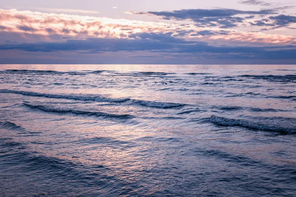 Zee golven en prachtige magische paars zonsondergang van zachte tinten — Stockfoto