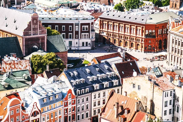 Mångfärgade byggnadens fasad i gamla stan i perspektiv vie — Stockfoto