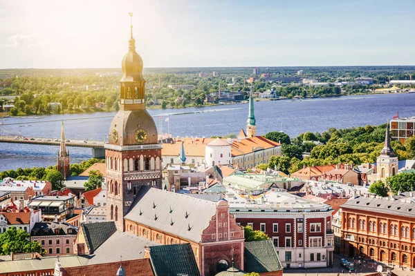 Vista panorámica desde la catedral de Riga en el casco antiguo de Riga, Letonia — Foto de Stock