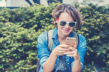 Hareket eden telefon içinde Sokak arka taraftan olan kadın