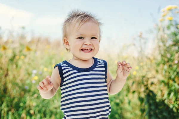 Engraçado menino um ano de idade, alegre retrato de verão — Fotografia de Stock