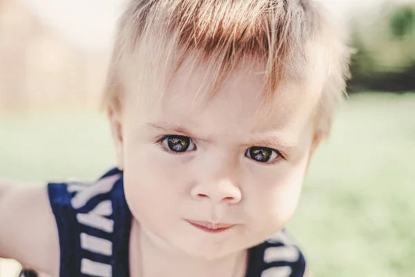 Grappige kleine jongen een jaar oud, close-up portret, hoofd geschoten — Stockfoto