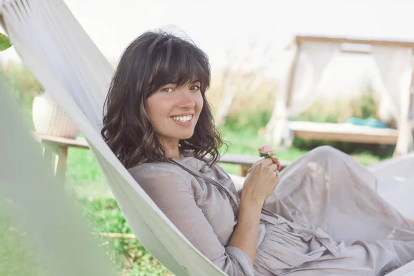 Hermosa joven con el pelo oscuro en una hamaca, portr al aire libre — Foto de Stock