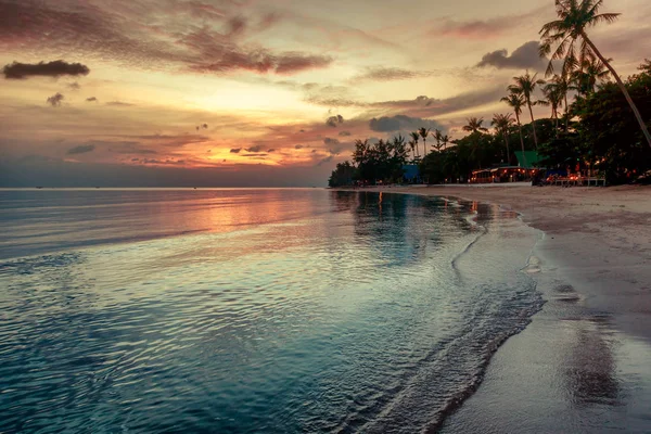 美しい風景、明るい熱帯海の夕日 — ストック写真