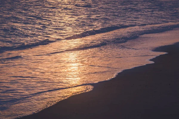 Берег моря в установці сонця, крупним планом, природний фон — стокове фото