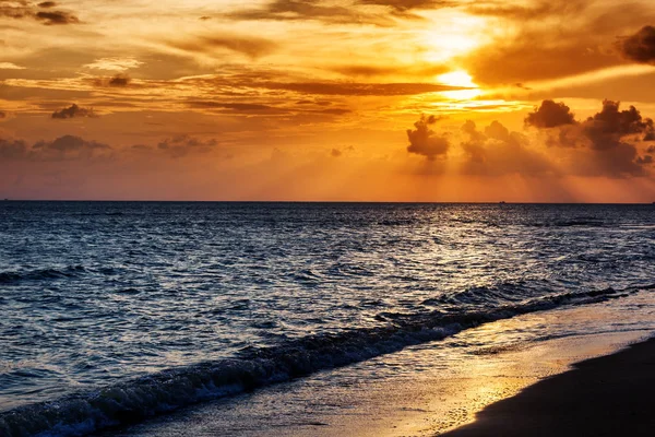 Prachtige landschap, heldere tropische zee zonsondergang — Stockfoto