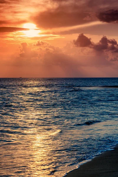 美丽的风景、 鲜艳的热带海上日落 — 图库照片