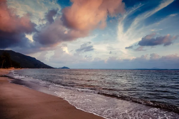 Пейзаж, яркий морской закат — стоковое фото