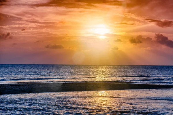 美しい風景、明るい熱帯海の夕日 — ストック写真