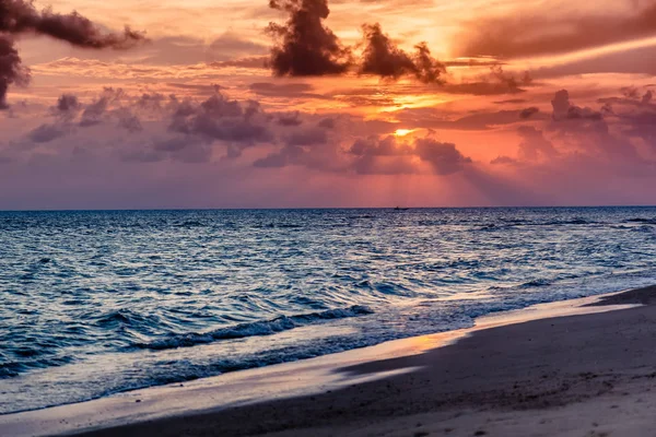 Prachtige landschap, heldere tropische zee zonsondergang — Stockfoto