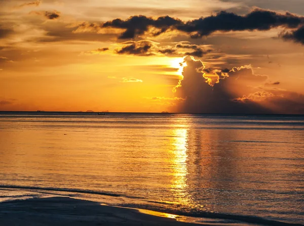 Τροπική θάλασσα ηλιοβασίλεμα, όμορφο τοπίο — Φωτογραφία Αρχείου