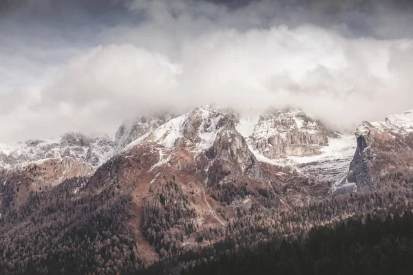 Prachtige berglandschap met bewolkte hemel, retro toning — Stockfoto