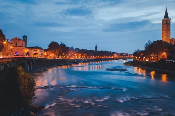 Natt Flygfoto över Verona. Italien — Stockfoto