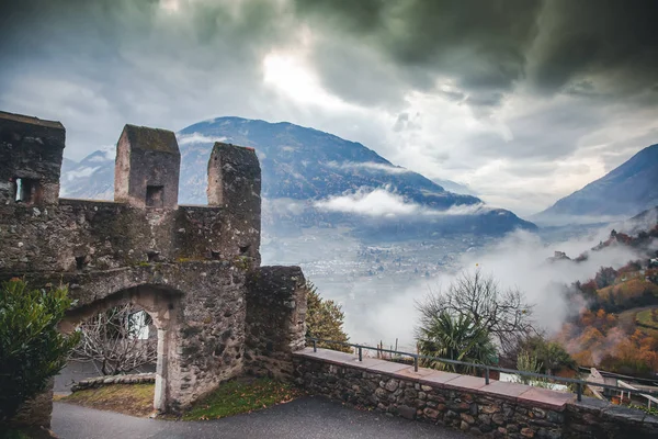 Fortaleza nos Alpes Italianos, Merano, Tirol do Sul. Lindo mou — Fotografia de Stock