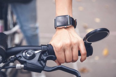 Akıllı saatler bisikletçi yardımcı oluyorlar sokakta clo içinde el