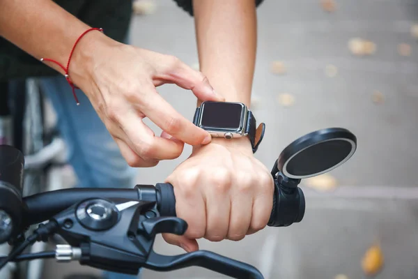 Chytré hodinky pomáhají cyklista na ulici, ruce v clo — Stock fotografie