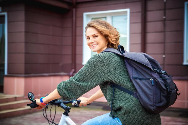 Güzel genç kız öğrenci bir kazaklı bir b sırt çantası ile