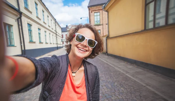 Junge schöne stilvolle Frau macht Selfie auf Handy mit — Stockfoto