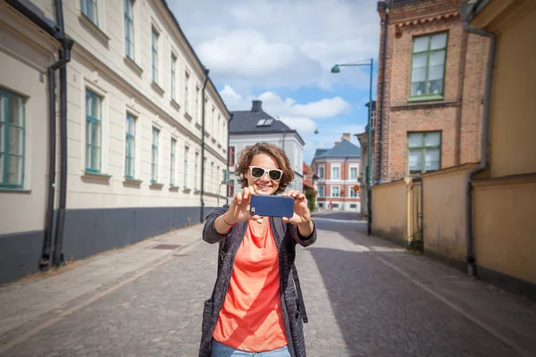 Junge schöne stilvolle Frau mit Handy in der Hand in der Stadt — Stockfoto