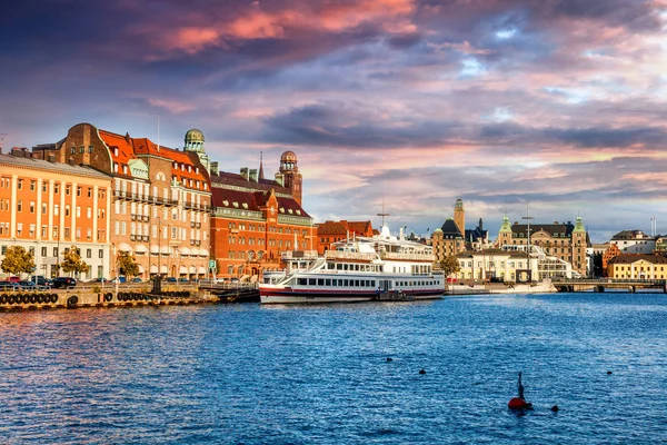 Beautiful cityscape, Malmo Sweden, canal at sunset — Stock Photo, Image