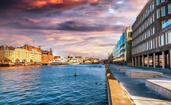 Hermoso paisaje urbano, Malmo Suecia, canal al atardecer — Foto de Stock