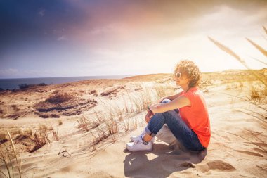 Sıklıkta kısa dalgalı saçlı güzel bir genç kadın portresi