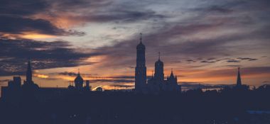 Parlak bir çerçevede binaların karanlık siluet 