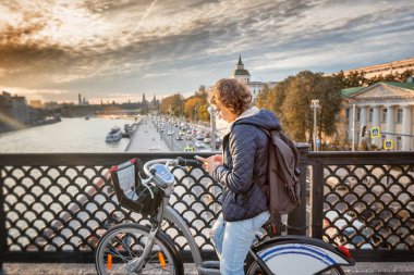 Bir ceket genç bir kadında CIT sürme bir navigator kullanır