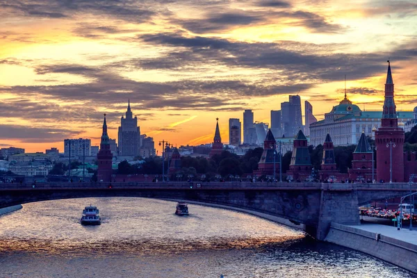 Centro de Moscú, el Kremlin y el terraplén al atardecer — Foto de Stock