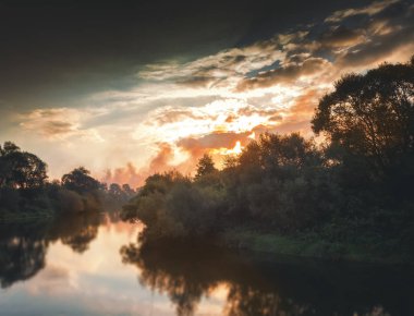 Güzel sonbahar manzara, yansıması ile ormanda günbatımı