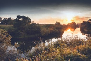 Güzel sonbahar manzara, yansıması ile ormanda günbatımı