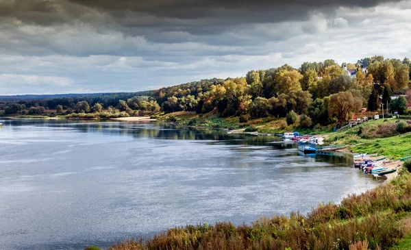 Bela margem do rio, paisagem de outono com céu dramático — Fotografia de Stock