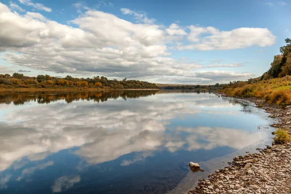 Un hermoso paisaje otoñal, un bosque reflejado en un río, el —  Fotos de Stock