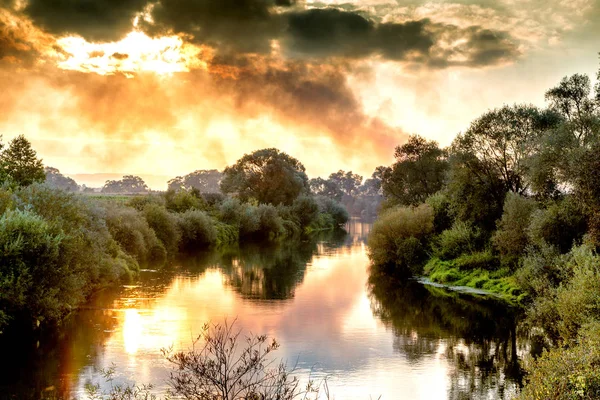 Güzel sonbahar manzara, yansıması ile ormanda günbatımı